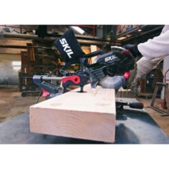 SKIL Afkortzaag / Verstekzaag 216mm Met Trekfunctie En Laser 1310AA 1600W + Snelklem 17 SKIL Afkortzaag / Verstekzaag 216mm Met Trekfunctie En Laser 1310AA 1600W + Snelklem -Mode Woonwinkel 123 69